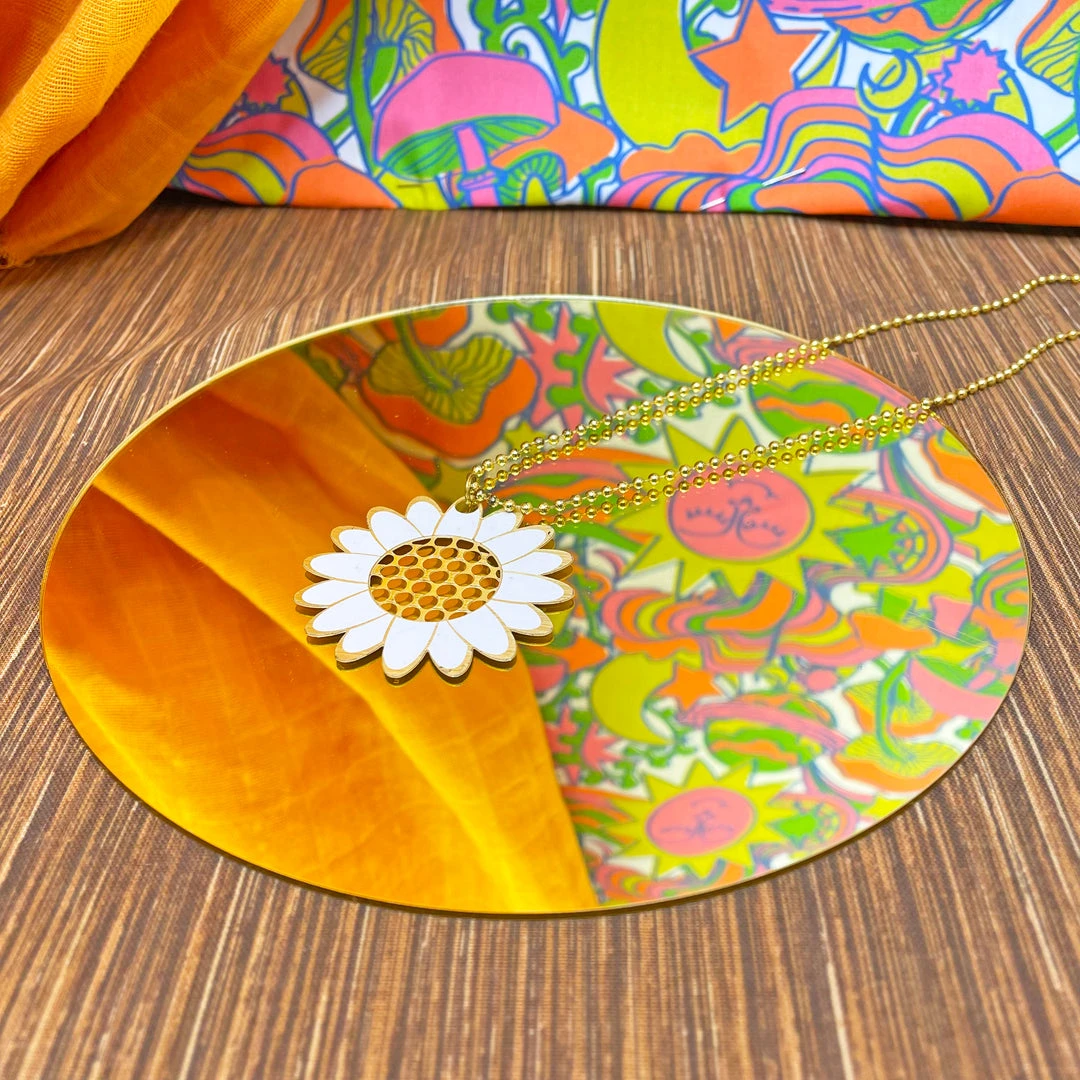 Burning Love Daisy Portable Grinder Necklace 5 Burning Love Daisy Portable Grinder Necklace