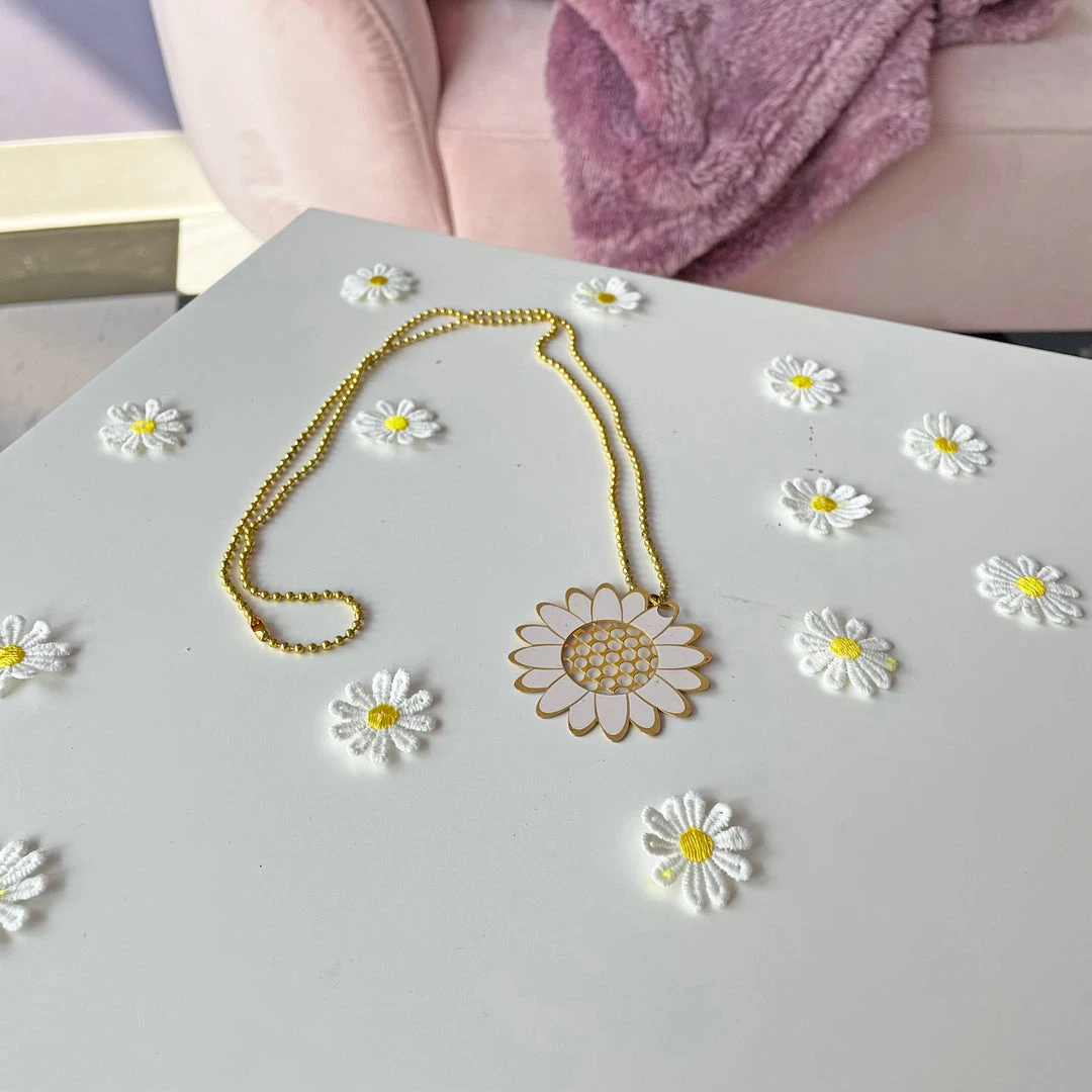 Burning Love Daisy Portable Grinder Necklace 4 Burning Love Daisy Portable Grinder Necklace